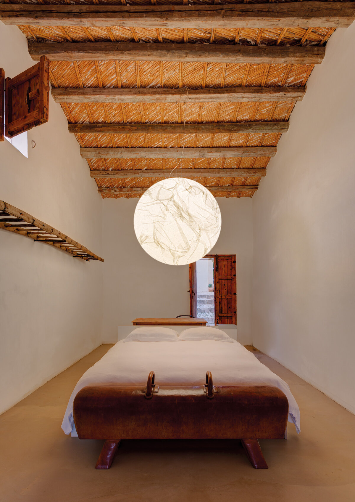 MOON_09.jpg MOON_09.jpg